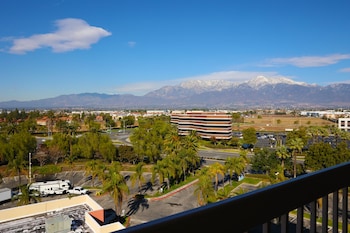Room, 1 King Bed, Balcony, Mountain View