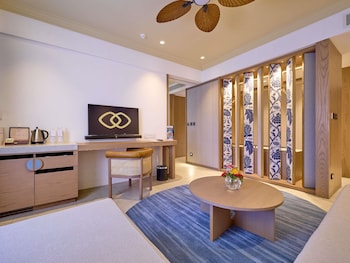 Suite, 1 King Bed, Balcony, Garden View (Prestige)