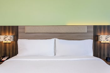 Room, 2 Queen Beds, Accessible Bathtub (Accessible Tub)