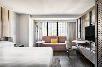 Room, 1 King Bed (Mobility/Hearing Access, Roll-In Shwr)