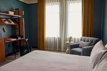 Premier Room, 1 King Bed (Artist's)