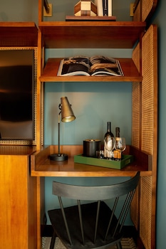 Premier Room, 1 King Bed, Accessible (Artist's)