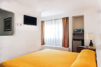 Junior Room 1 King Bed, Refrigerator & Microwave