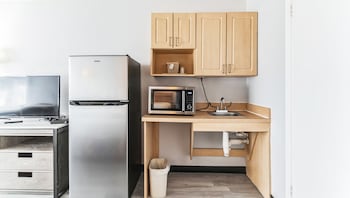 Standard Room, 1 King Bed, Accessible, Kitchenette