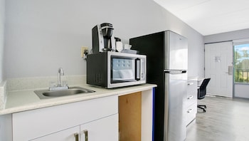 Standard Room, 1 King Bed, Non Smoking, Kitchenette