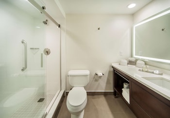 Room, 1 King Bed, Refrigerator & Microwave