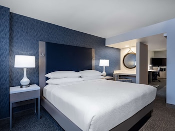 Suite, 1 King Bed, Accessible, Bathtub (Mobility Accessible)