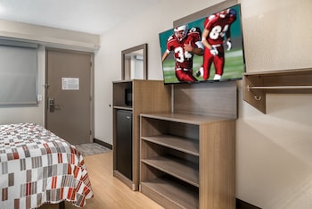Standard Room, 1 King Bed, Accessible (Smoke Free)