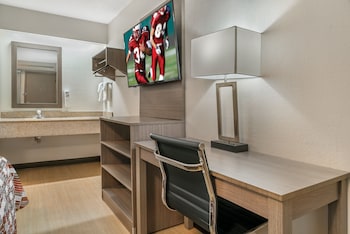 Standard Room, 1 King Bed (Smoke Free)