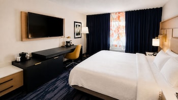 Room, 1 King Bed, Hearing Accessible (Accessible Bathtub)
