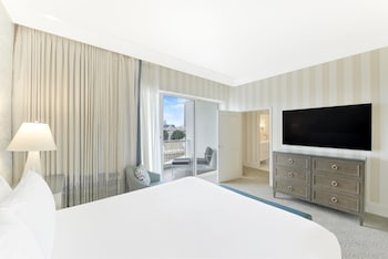 Suite, 1 King Bed, Balcony