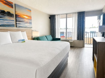 Deluxe Room, 1 King Bed, Non Smoking (Sofabed)