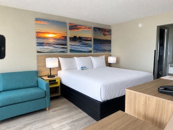 Deluxe Room, 1 King Bed, Non Smoking (Sofabed)