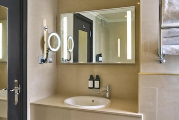 Suite, Corner (Newly Refurbished)