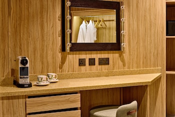 Suite, Corner (Newly Refurbished)