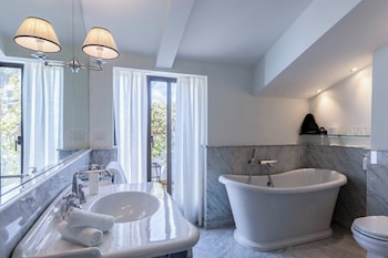 Deluxe Room, 1 Queen Bed