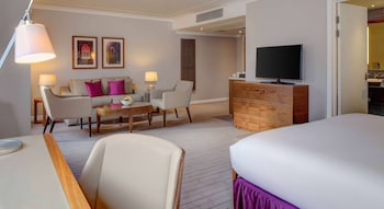 King, 1 King Bed with Sofa bed