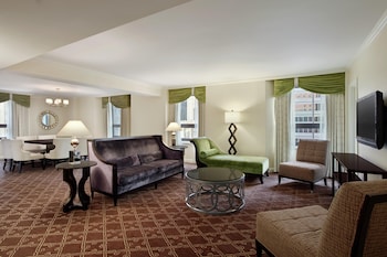 Suite, 1 King Bed, Mobility Accessible (Roll-in Shower)