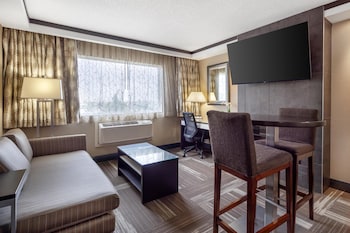 Suite, 1 King Bed, Non Smoking, Kitchenette