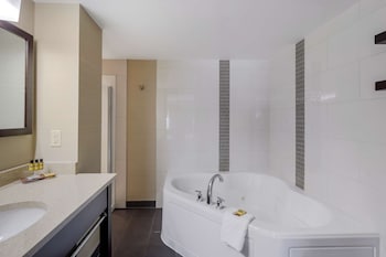 Suite, 1 King Bed, Non Smoking, Jetted Tub