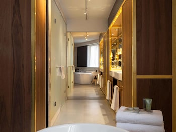 Deluxe Studio Suite, 1 King Bed