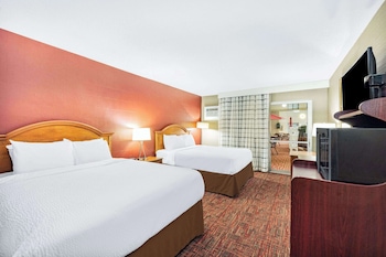 Room, 2 Queen Beds, Non Smoking, Poolside