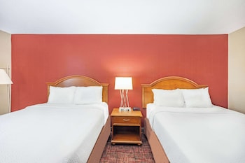 Room, 2 Queen Beds, Non Smoking, Poolside