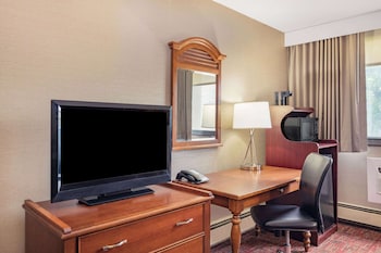 Room, 2 Queen Beds, Non Smoking, Poolside