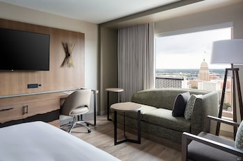 Club Room, 1 King Bed (Mobility Accessible, Tub)