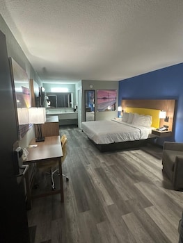 Suite, 1 King Bed, Non Smoking