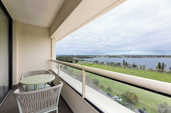 Premium Room, 1 Queen Bed, Balcony, River View (Swan River View, High Floor)