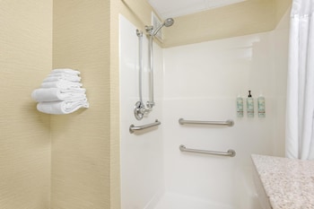 Standard Room, 1 Queen Bed, Non Smoking, Refrigerator & Microwave (Walk-in Shower)