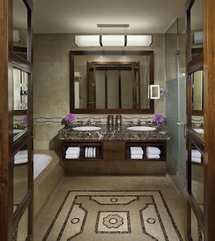 Deluxe Room (Old City Floors 5-6)