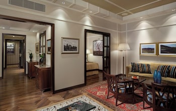 Deluxe Suite (Center)