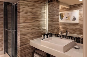 Room, 1 King Bed (Mobility Accessible, Tub)