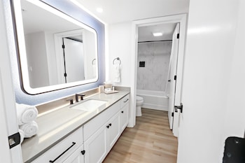 Suite, 2 Bedrooms (2 Queen Beds)