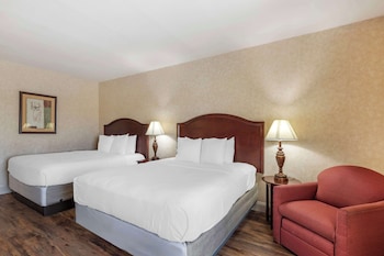 Standard Room, 2 Queen Beds, Non Smoking, Pool View