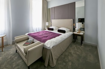 Grand Room, 1 Queen Bed (Petite)