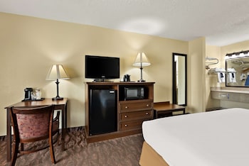 Standard Room, 1 King Bed, Accessible, Refrigerator & Microwave