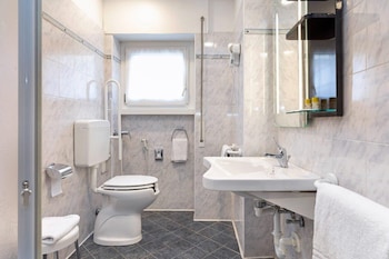 Standard Twin Room, 2 Twin Beds, Mobility Accessible