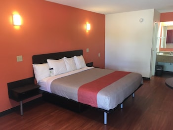 Deluxe Room, 1 King Bed, Non Smoking, Refrigerator & Microwave