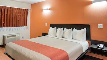 Deluxe Room, 1 King Bed, Non Smoking, Refrigerator & Microwave