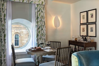 Suite (Bowes-Lyon)
