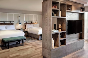 Executive Suite, 1 King Bed with Sofa bed, Golf View (Mobility Accessible, Tub)