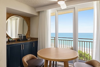Deluxe Suite, 1 King Bed, Oceanfront, Corner Wraparound Balcony