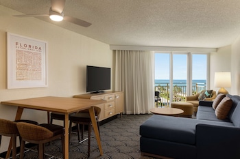 Suite, 1 King Bed, Partial Oceanview, Sit Down Balcony