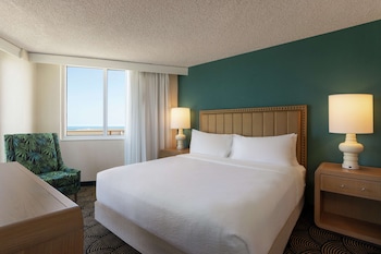 Deluxe Suite, 1 King Bed, Oceanfront, Accessible Roll-in Shower, Corner Wraparound Balcony