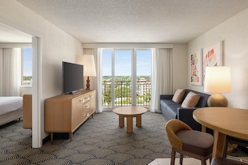 Suite, 1 King Bed with Sofa bed, Mobility Accessible, Balcony