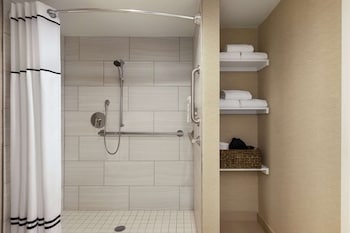 Deluxe Suite, 1 King Bed, Oceanfront, Accessible Roll-in Shower, Corner Wraparound Balcony