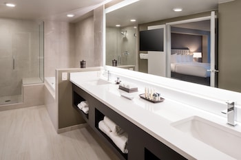 Suite, 1 King Bed, Balcony